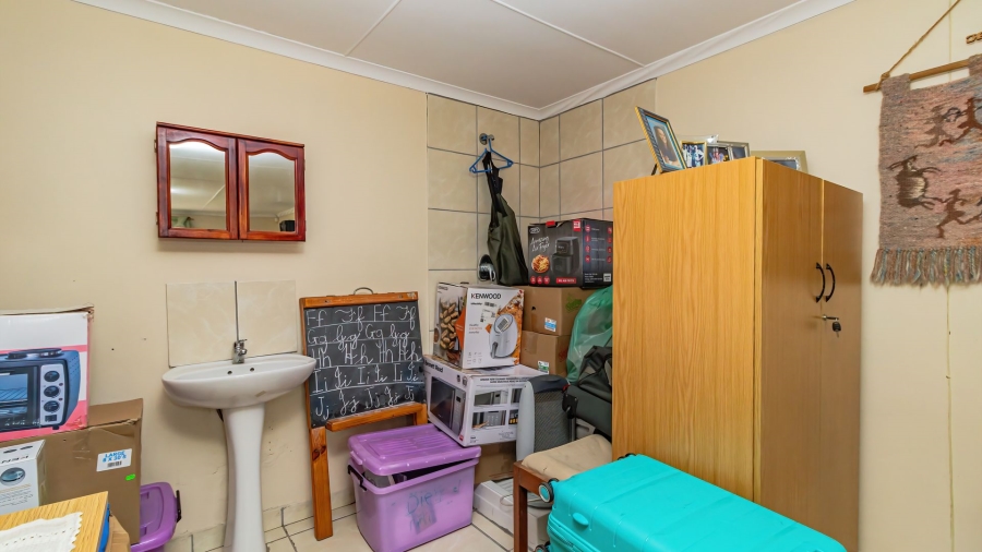 6 Bedroom Property for Sale in Aalwyndal Western Cape